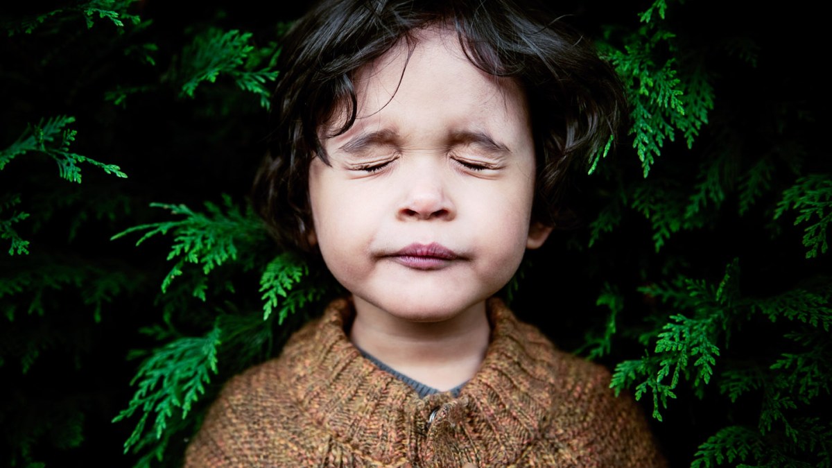web-child-pray-eyes-closed-philippe-put-cc.jpg