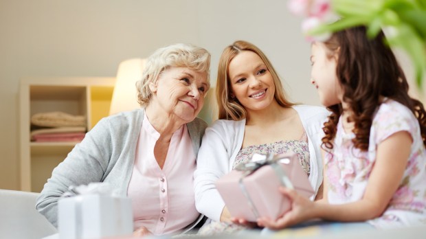 web-grandmother-mother-love-gift-shutterstock_184815692-pressmaster-ai.jpg