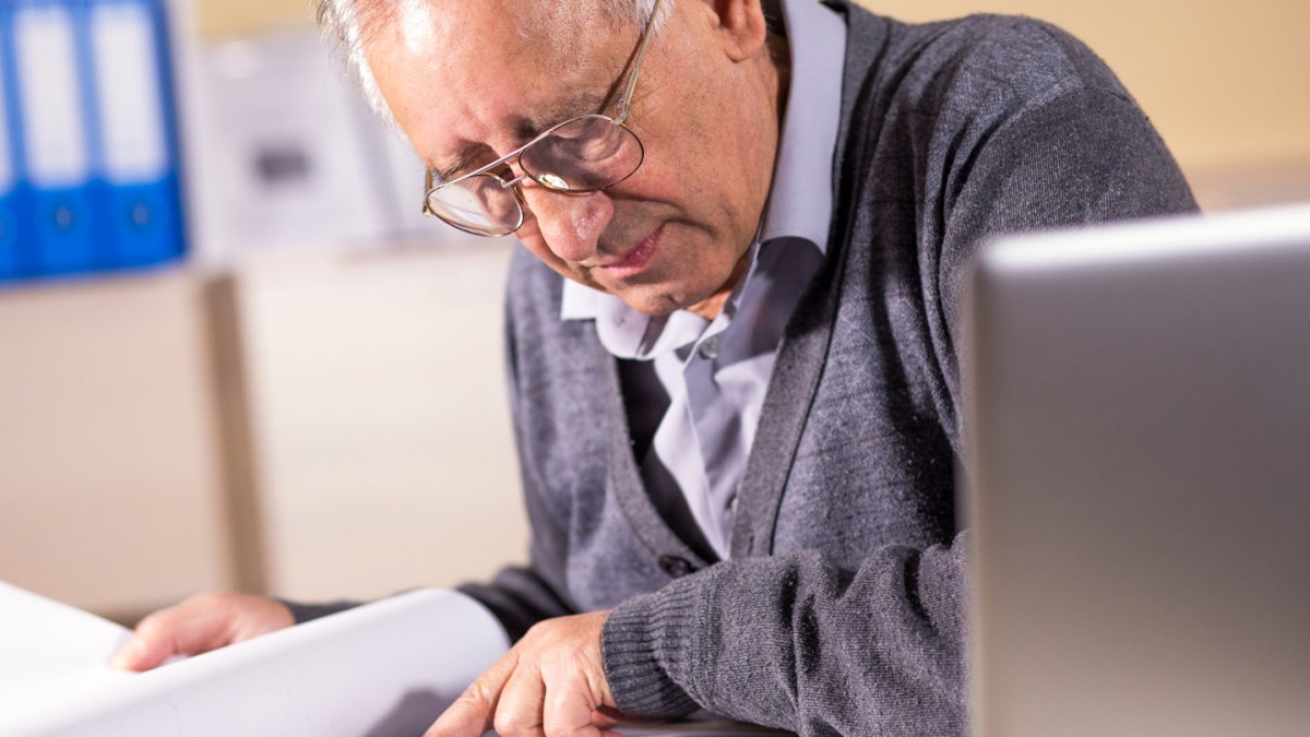 web-senior-old-man-work-worker-shutterstock_403610449-pointimages-ai.jpg