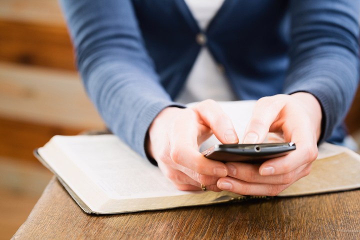 web-smartphone-bible-pray-shutterstock_407625889-ptnphoto-ai.jpg