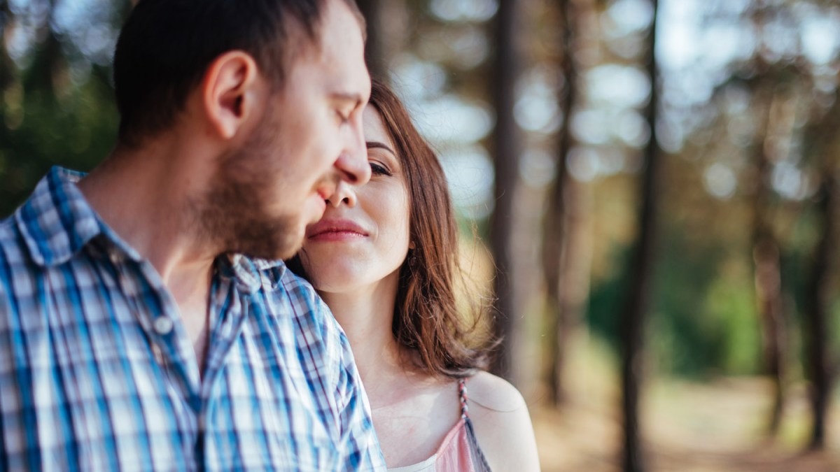web-wife-husband-couple-love-forest-shutterstock_318998312-standret-ai.jpg