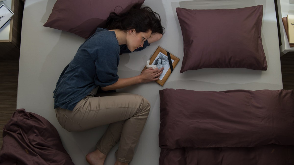 web-woman-mourn-mourning-bed-shutterstock_159284819-candybox-images-ai.jpg