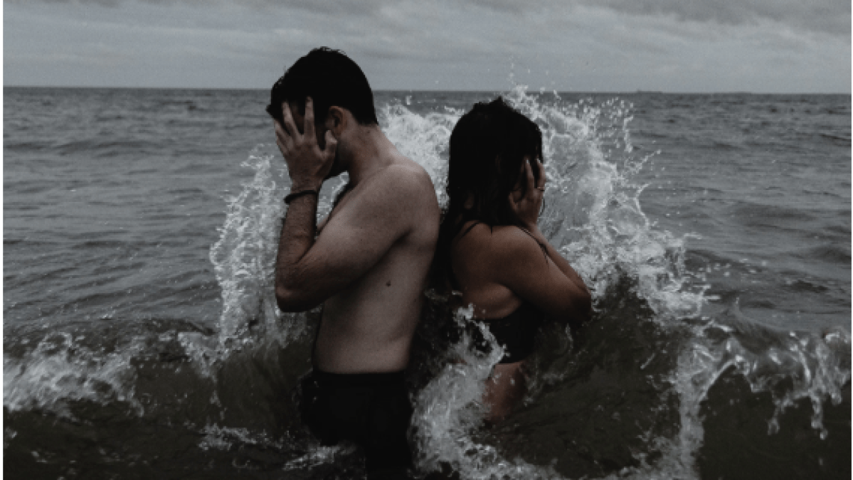 web3-coppia-disperata-mare.png