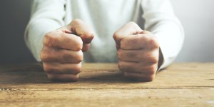 Amare i nemici non è uno sforzo, ma un dono da chiedere a Dio