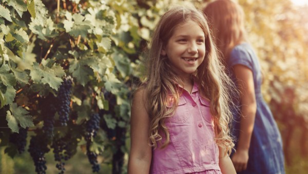 GIRLS, VINEYARD, SMILE