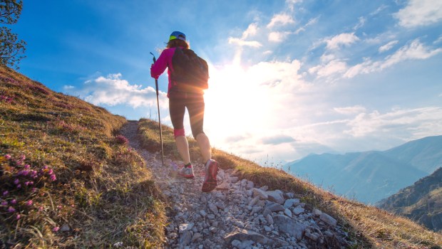 WOMAN, TREKKING. MOUNTAIN