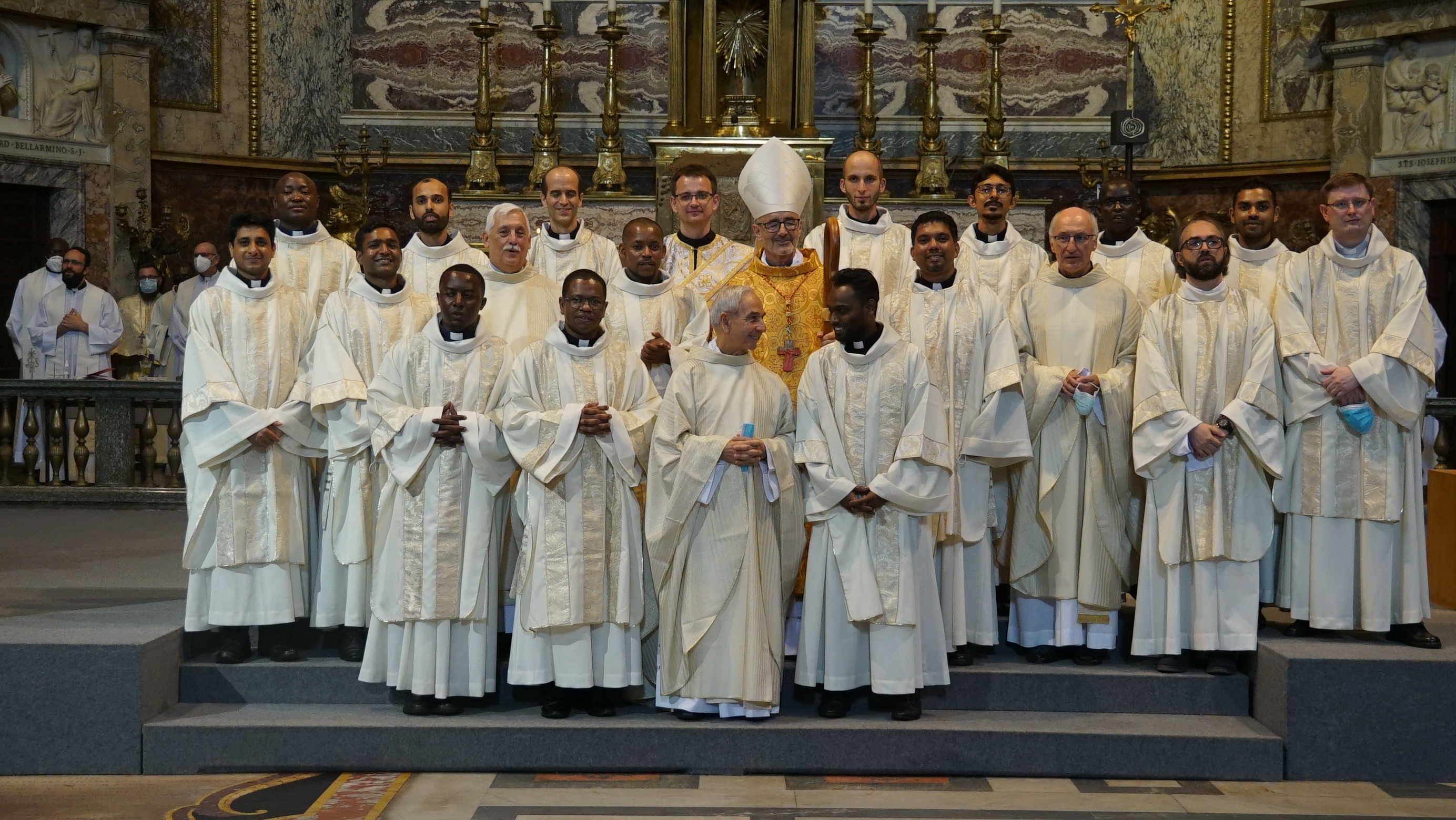 Ordinazione di sacerdoti e diaconi gesuiti nella Chiesa del Gesù.