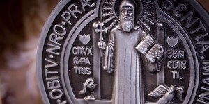 Un esorcista risponde: medaglie e sacramentali contro il diavolo funzionano?