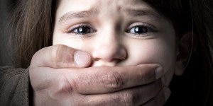 Come comportarsi se un prete è accusato di abusi sessuali su minori?