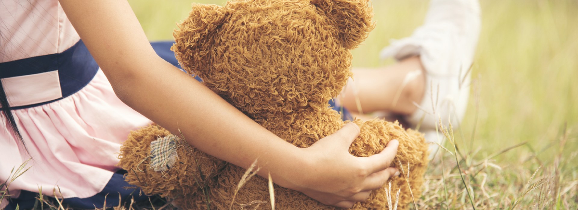 CHILD, TEDDY BEAR