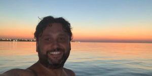 Giuseppe, vigile del fuoco, regala gite in barca a bambini con autismo