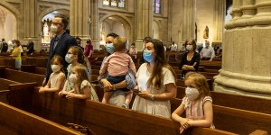 Covid, i vescovi: stop distanziamento a messa, riprendono le processioni