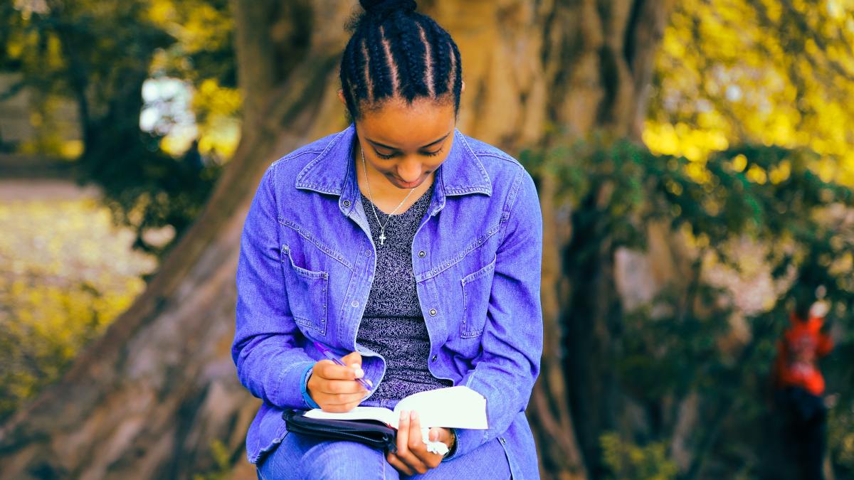 GIRL READING