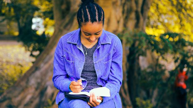 GIRL READING