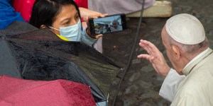 Il Papa sorprende ancora: videochiamata con un gruppo di ex prostitute