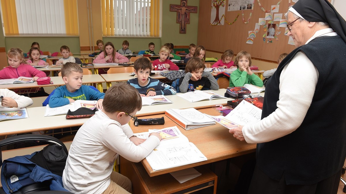 WEB3-CATECHESIS-RELIGION-CLASS-SCHOOL-NUN.jpg