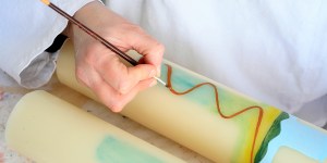 I monasteri italiani portano avanti l&#8217;antica tradizione di realizzare candele a mano