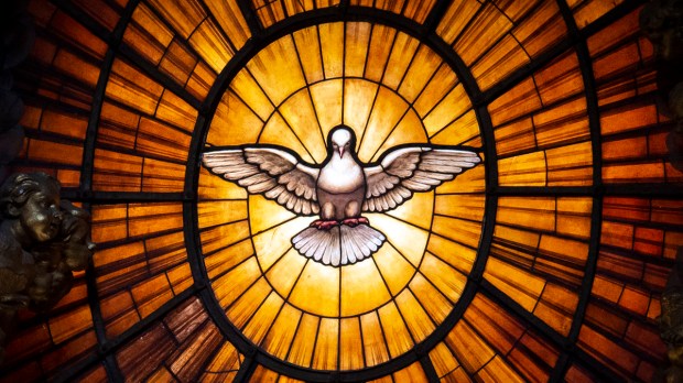 WEB3-STAIN-GLASS-BEHIND-THE-ALTAR-AT-ST.-PETERS-IN-THE-VATICAN-Antoine-Mekary-ALETEIA-AM_2500.jpg