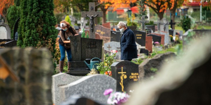 CEMETERY-FRANCE-COVID-.jpg