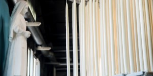 Dove si fabbricano i ceri che ardono nel santuario di Lourdes?