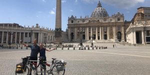 Dalla Francia a Roma in tandem: la grande avventura di due sposi