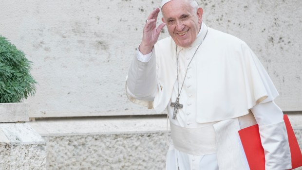 Papa Francesco saluta