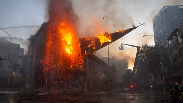 WEB3-CHILE-FIRE-church-of-Asuncion-CRISIS-PROTESTS-AFP-000_8TD6YM.jpg