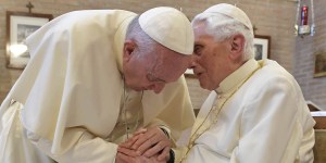 &#8220;Pregate per Benedetto XVI, è molto malato&#8221;. Francesco in visita dal predecessore (VIDEO)