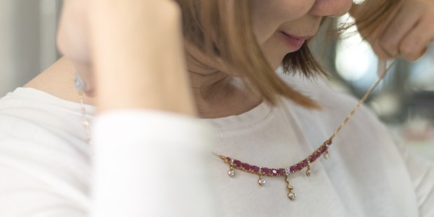 WOMAN, NECKLACE, GOLD