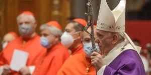 Il Papa taglia lo &#8220;stipendio&#8221; a cardinali e personale. Ma di quanto?
