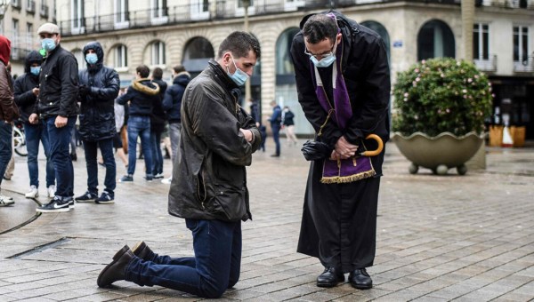 KATOLICY W NANTES MODLĄ SIĘ PRZED KOŚCIOŁEM