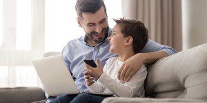 Volete proteggere vostro figlio? Spegnete il cellulare e passate del tempo con lui