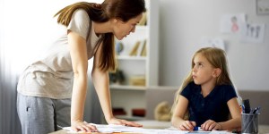 Genitori con tendenza al controllo portano a figli senza autostima e poco risolutivi