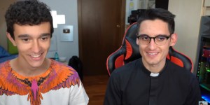 Don Alberto Ravagnani gioca a Fortnite dallo YouTuber Rimoldigno