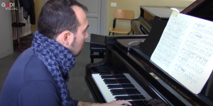 Alessio, affetto da autismo, è un pianista da 10 e lode!