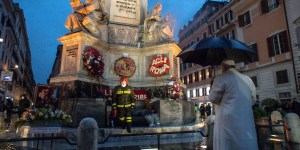 Il Papa all&#8217;alba a Piazza di Spagna affida Roma e il mondo all&#8217;Immacolata