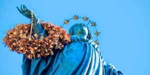Il Papa in Piazza di Spagna ai piedi dell&#8217;Immacolata in preghiera per chi soffre