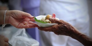 I regali di Natale di Papa Francesco: cibo e medicine ai bisognosi