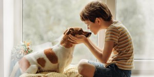 L&#8217;autismo lo chiudeva nel silenzio, il suo cane Fern è riuscito a farlo parlare
