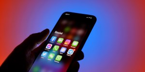 Si può correre il rischio dei social network? E si deve? 