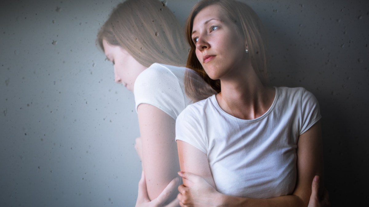 WOMAN, PAIN, ALONE