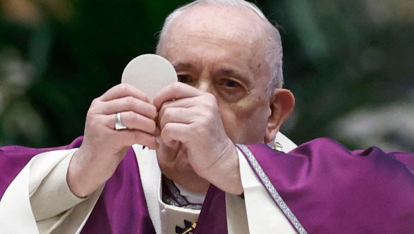 PAPA FRANCESCO OSTIA COMUNIONE