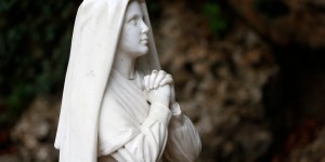 I tre gesti di Maria davanti a santa Bernadette 