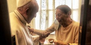 Il Papa fa visita ad Edith Bruck, sopravvissuta ad Auschwitz