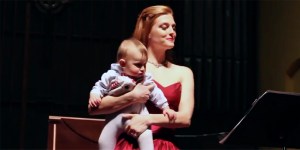 La performance insolita di una cantante d&#8217;opera onora la Vergine Maria e la maternità