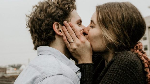COUPLE, KISSING