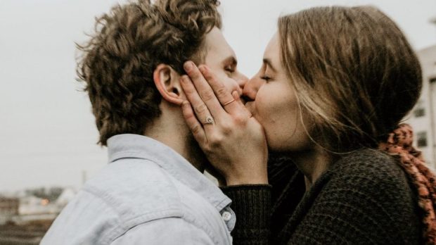 COUPLE, KISSING