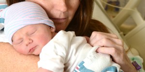 Partorisce durante un&#8217;operazione al cervello: mamma e figlia stanno bene
