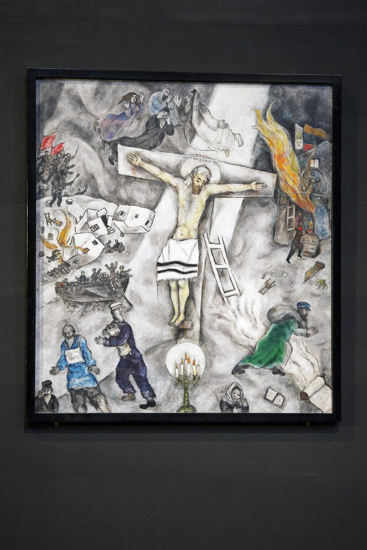 Il cardinale Giuseppe Betori mostra a Papa Francesco la Crocifissione Bianca di Marc Chagall nel Battistero di Firenze, 10 ottobre 2015