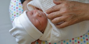 Partorisce a 57 anni con la fecondazione assistita. E lo chiamano miracolo